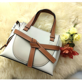 オシャレで収納しやすいLOEWEのゲートトップハンドルバッグ