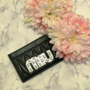 モダンでガーリーなmiu miu のビューフェイクパールロゴ カードケース