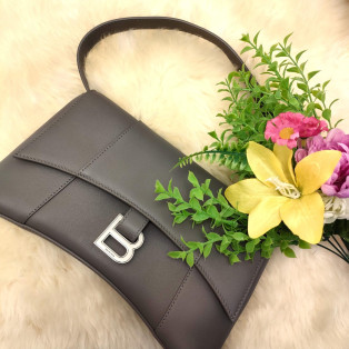 シルエットが美しく、カーブを描いた底部とフラップ部分のBロゴがポイントのBALENCIAGA クロスボディバッグ
