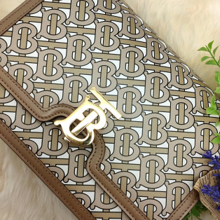 創始者のイニシャルロゴが魅力的なBURBERRY 『TBバッグ』