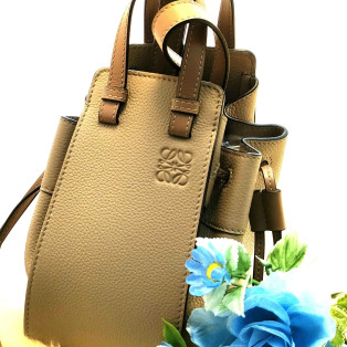 世代を問わず愛用しやすいLOEWEのハンモックドローストリングバッグ