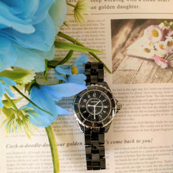 นาฬิกาเคลือบเงาสีดำล้วนสุดหรู