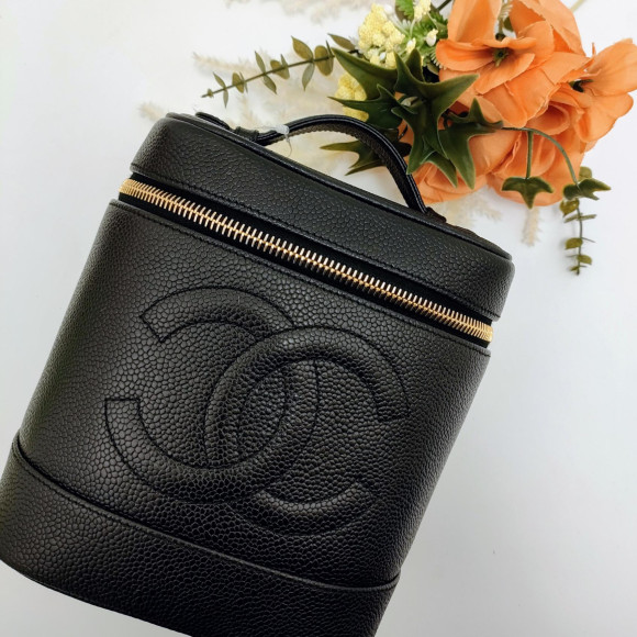 CHANEL's standard popular vertical vanity bag 