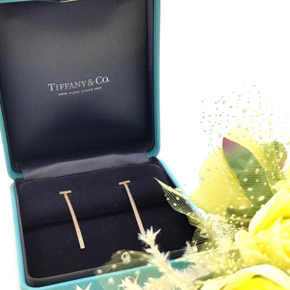 TIFFANY T-bar earrings with a presence