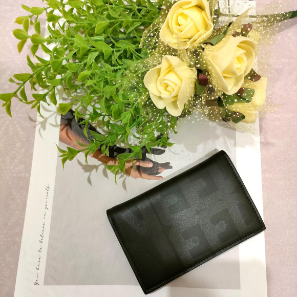 どのスタイルにもマッチするVALENTINOカードケース