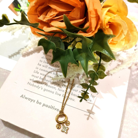 カジュアルな服装にワンポイントとして合わせたい