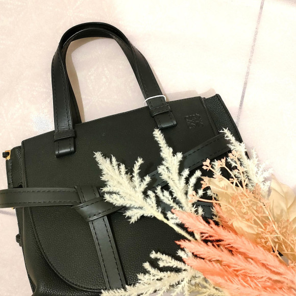 おしゃれな見た目に収納力も抜群！LOEWE ゲートトップハンドル 