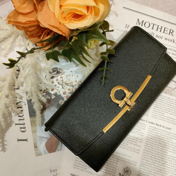 大人の女性の日常に寄り添うSalvatore Ferragamo