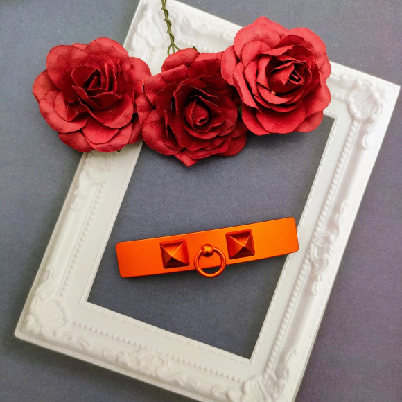 犬の首輪から着想⁉ HERMES バレッタ「カプリス」