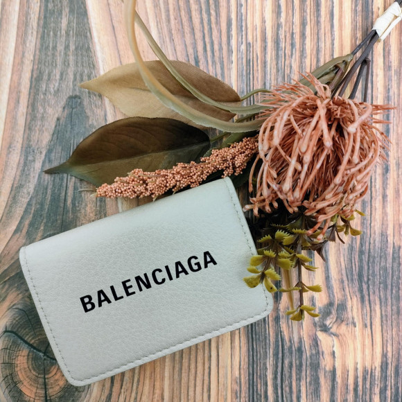 ホワイトカラーでコンパクトなBALENCIAGAウォレット