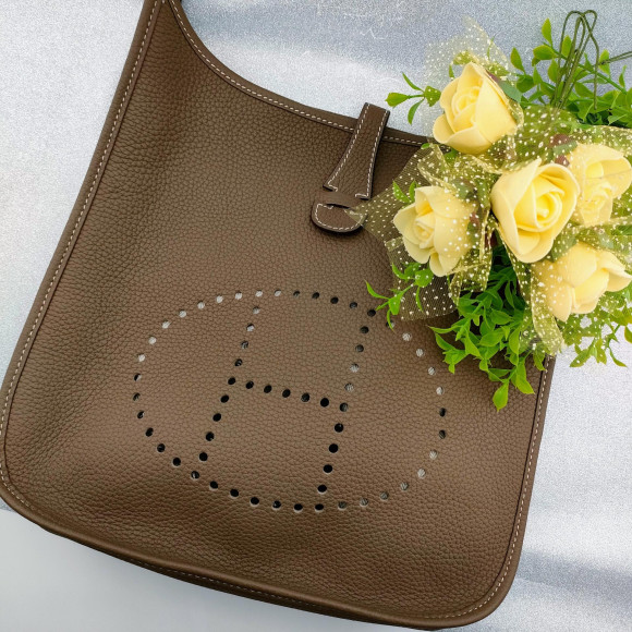 どんなコーデにも合わせやすいHERMES　エブリンⅢPMエトゥープ