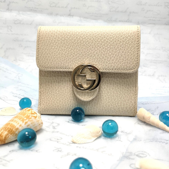 コンパクトで持ち運びしやすいGUCCI二つ折りWホック財布