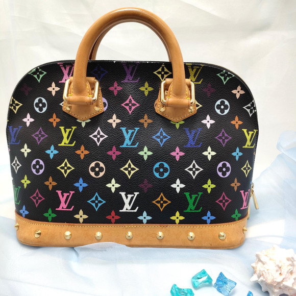 フェミニンな装いにもカジュアルスタイルにも合わせられるLOUIS VUITTONアルママルチ ノワール