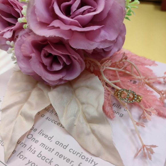 手元を華やかに DIOR ラインストーンCDリング