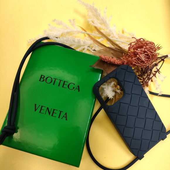 推しカラーがきっと見つかる！BOTTEGA VENETA シリコンiPhoneケース