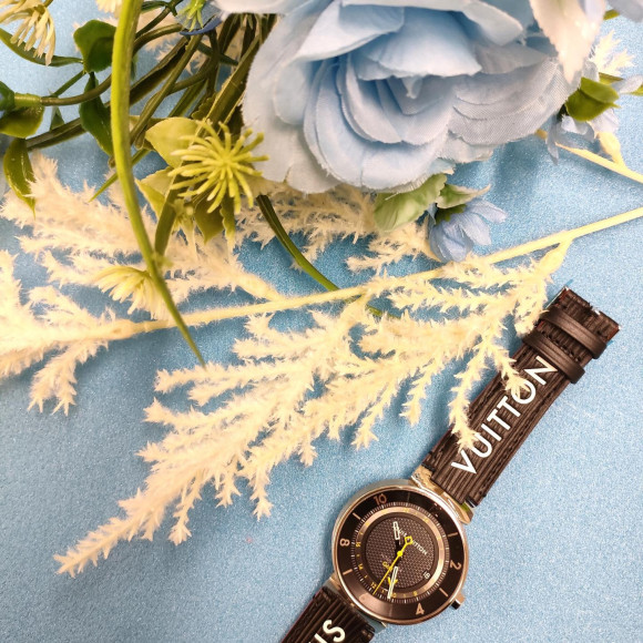 好みに合わせてストラップが変えれる、LOUIS VUITTONタンブール時計