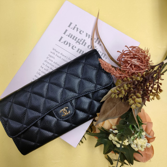 クラシックで上品な魅力溢れているCHANELロングフラップウォレット