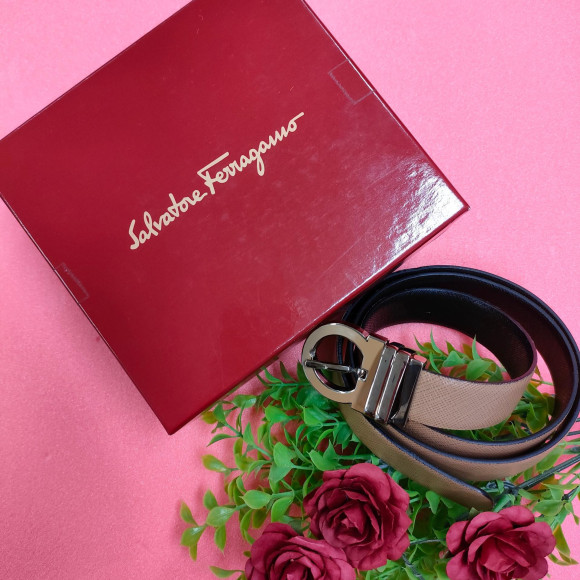 シンプルなコーデにもワンポイントとしてかわいいSalvatore Ferragamoベルト