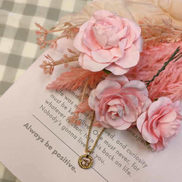 大人のご褒美ジュエリーは、DiorのCDロゴネックレス