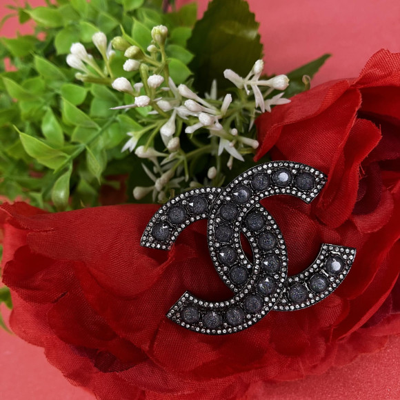 どの季節でも万能に使える☆CHANEL ブローチ
