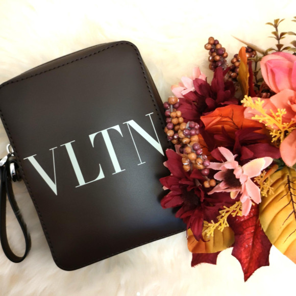 両手があくから使い勝手抜群！ VALENTINO ショルダーバック