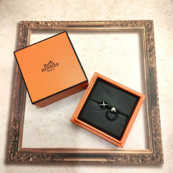  時代を超えて愛され続けているHERMESメドールXOピアス