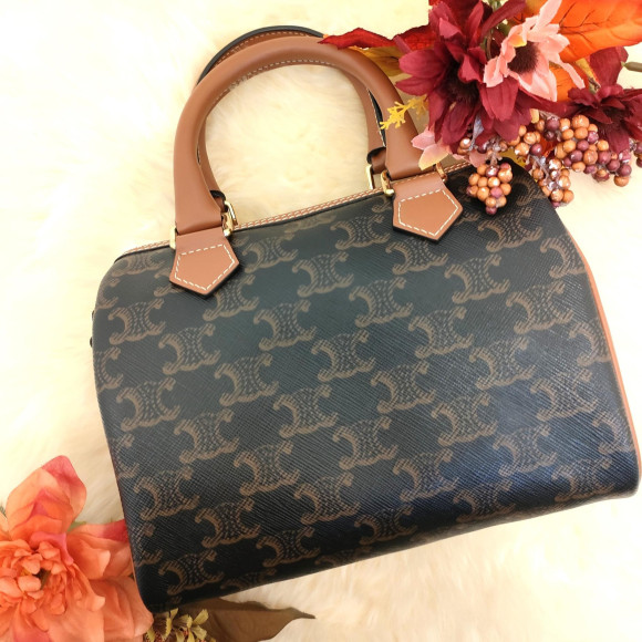 手元から気分が上がる！CELINE　トリオンフスモールボストン