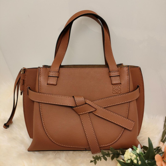 ロエベの本命バッグはこれ！！おしゃれなゲートトップバッグ