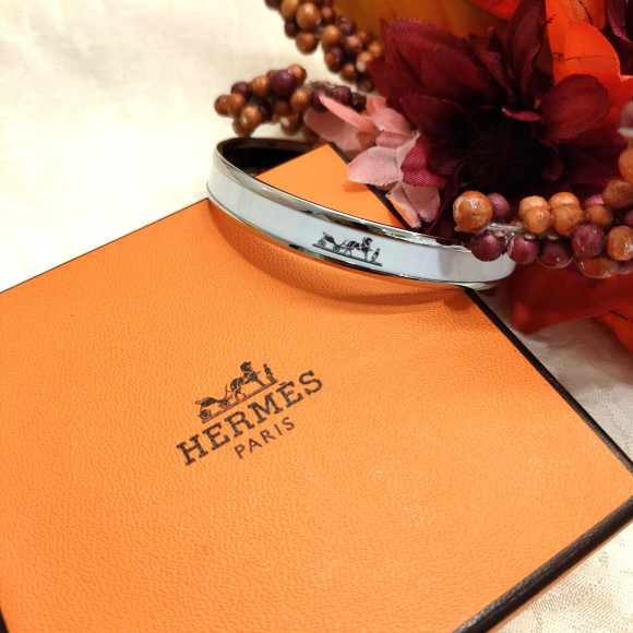 シンプルながら存在感のあるエルメスのバングル