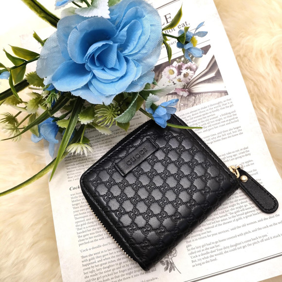 おしゃれで高品質なマイクログッチシマ二つ折り財布