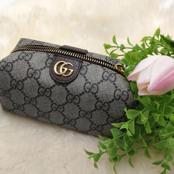 上品でエレガントな印象が大人女性に好まれるGUCCI　オフディアGG
