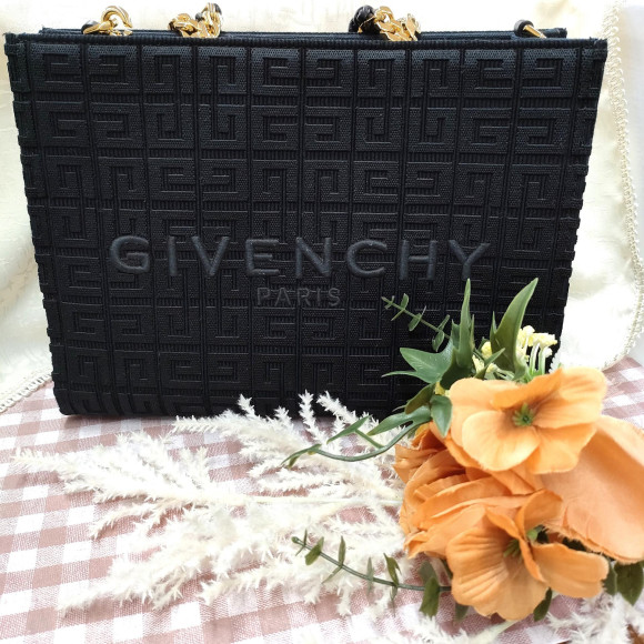 カジュアルスタイルにも上品なスタイルにも馴染むGIVENCHYトートバッグ