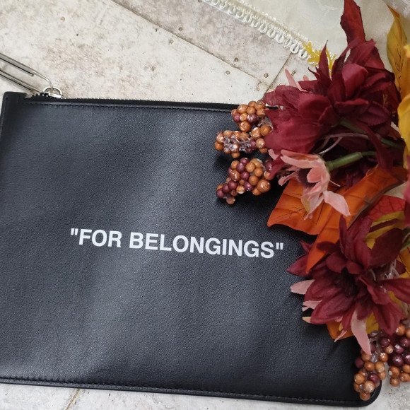 กระเป๋าคลัตช์ Off-White ได้รับความนิยมในหมู่ผู้ชายวัยผู้ใหญ่
