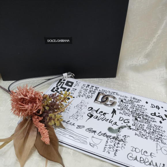 กระเป๋าคลัตช์ลายกราฟฟิตีจาก D&G จะช่วยเพิ่มความสง่างามให้กับชุดของคุณเมื่อรู้สึกน่าเบื่อ