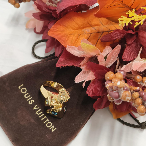 แหวน Louis Vuitton สุดหรูหราได้รับความนิยมอย่างมากในหมู่ผู้หญิงวัยผู้ใหญ่!