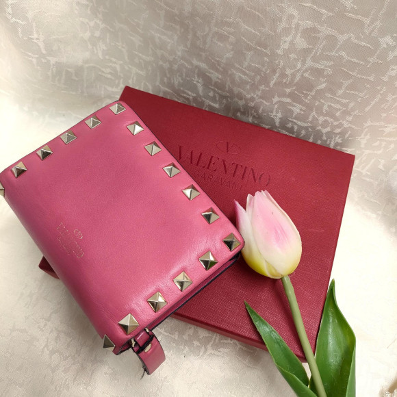กระเป๋าสตางค์พับ VACHERON Rockstud สีชมพูสุดหรูหราและเป็นผู้หญิง　
