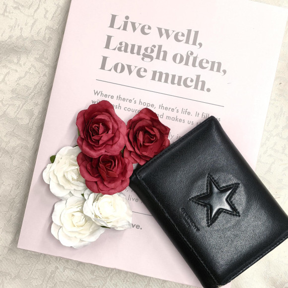 กระเป๋าสตางค์พับสาม GIVENCHY Star เรียบง่าย หรูหรา และกะทัดรัด