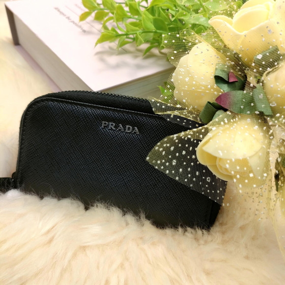 กระเป๋าใส่กุญแจแบบมีซิปของ PRADA สำหรับผู้ชาย ดีไซน์หรูหราและเรียบง่าย