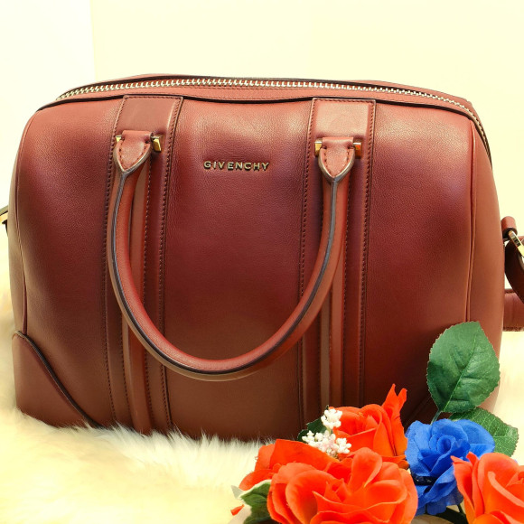 GIVENCHY ได้รับความนิยมจากผู้หญิงจำนวนมากด้วยรูปลักษณ์ที่สวยงามและการออกแบบที่ซับซ้อน