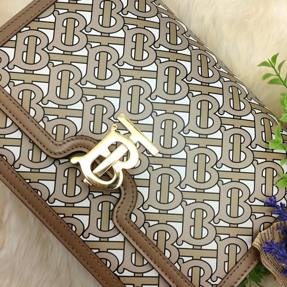 กระเป๋า BURBERRY "TB Bag" ที่มีโลโก้เริ่มต้นของผู้ก่อตั้ง