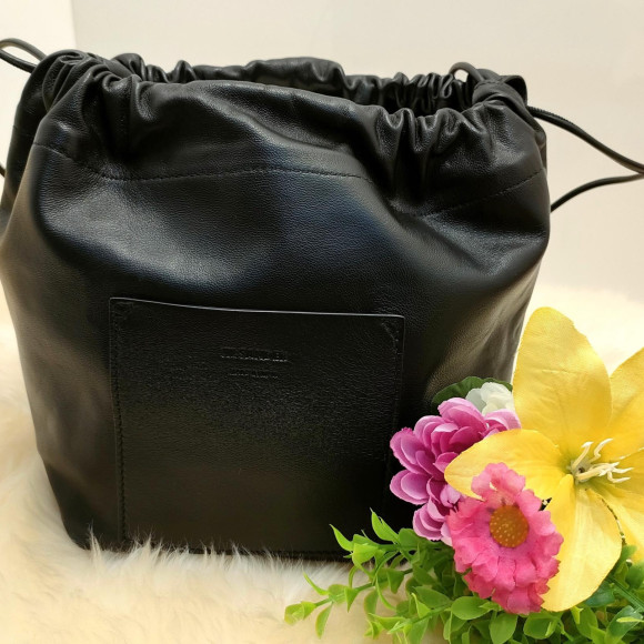 กระเป๋าเชือกผูกของ JIL SANDER มีดีไซน์เรียบง่ายที่เข้ากันได้กับชุดต่างๆ มากมาย