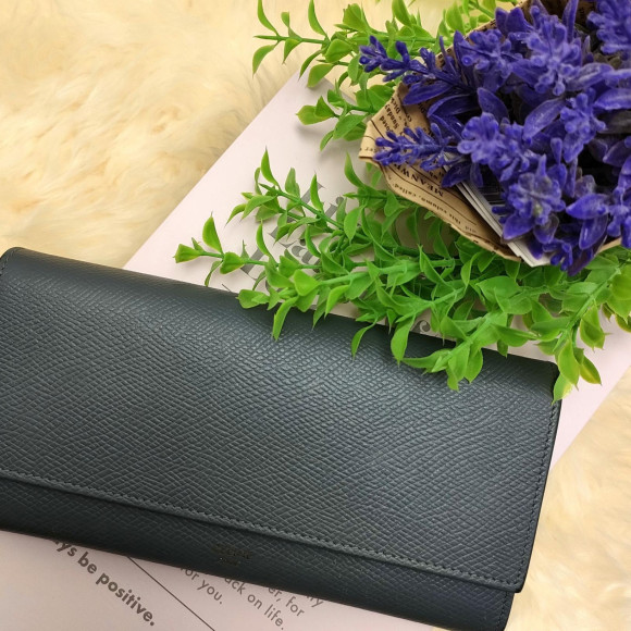 กระเป๋าสตางค์ยาวของ CELINE ทำจากหนังลูกวัวลายหยาบซึ่งเปี่ยมไปด้วยความงดงามสง่างามและน่ารัก