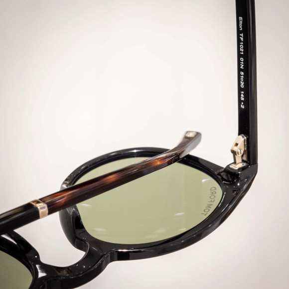 Turn on TOMFORD sunglasses for autumn and winter outfits!