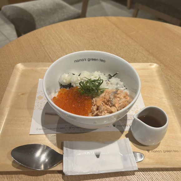 在孩子中也很受歡迎,鮭魚的親子烏冬面