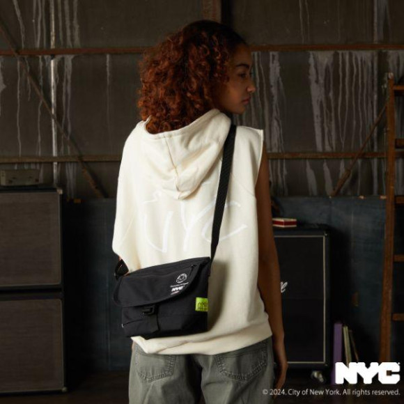 【Manhattan Portage】Nylon Messenger Bag Flap Zipper Pocket Vinyl Lining NEW YORK CITY