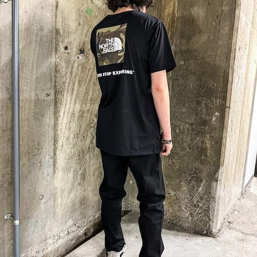 上下黒にカモ柄が映えてますYE...
