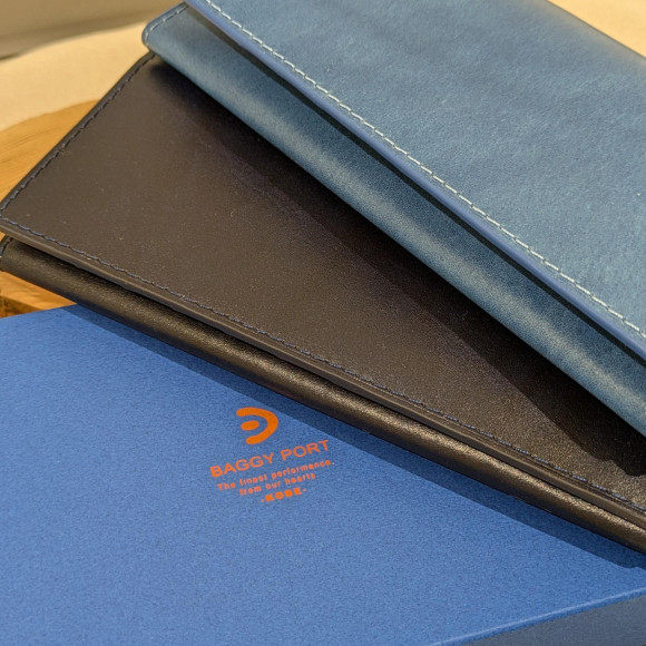 【BAGGY PORT】鮮やかなブルーが美しい藍染レザー