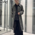 モノトーン柄のコートを使ったス...