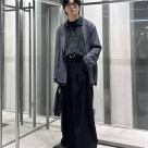 薄着の柄ニットでキレイめモード...