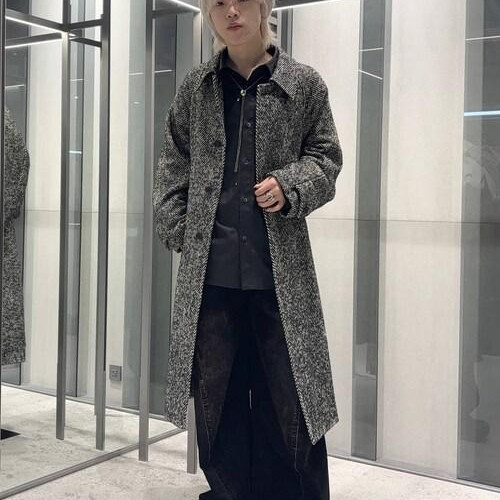 モノトーン柄のコートを使ったス...